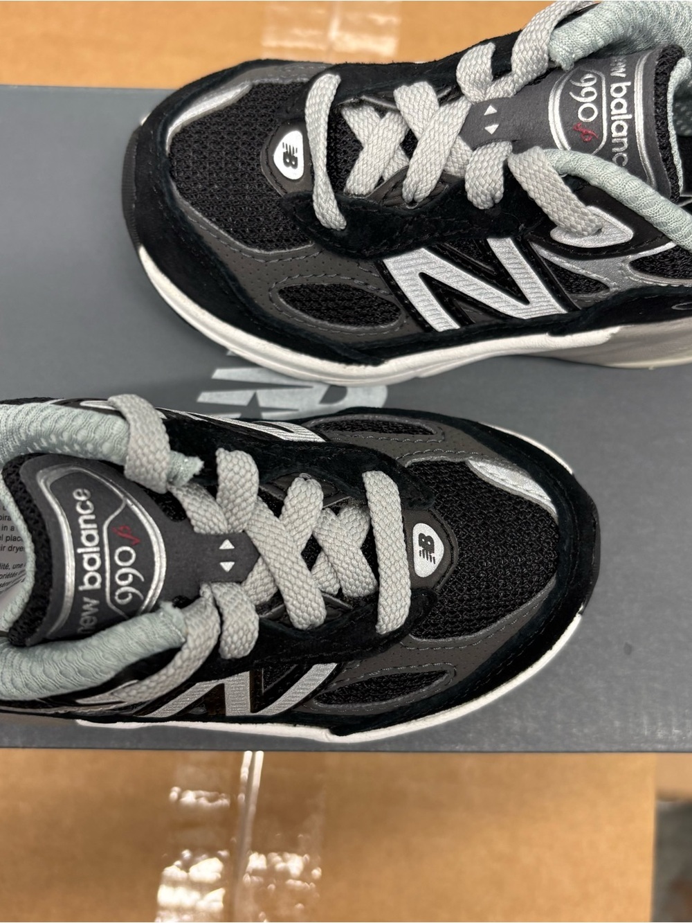 New Balance Kids 990 Sneakers in Black and Gray  4C NIB